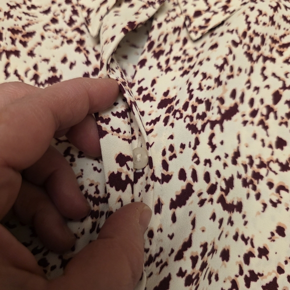 Express Poerofini Women's White and Maroon Patterned Blouse Size L - Picture 10 of 13